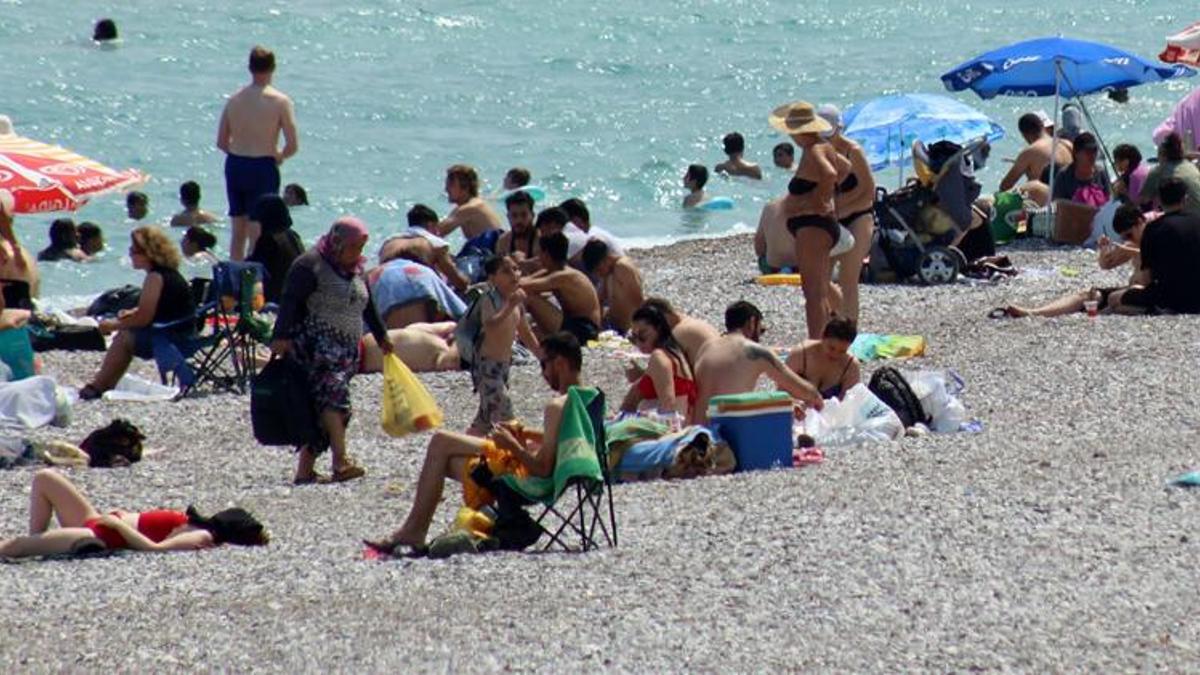 Antalya'da sahil doldu; YKS'den çıkıp denize gittiler