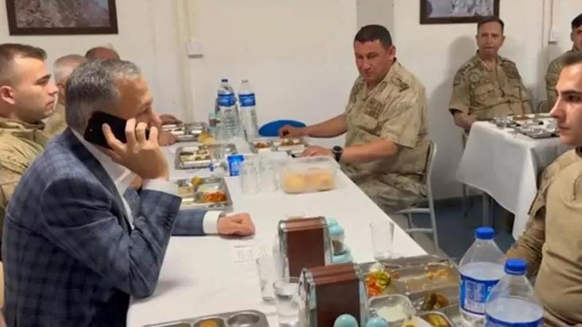 Bakan Yerlikaya paylaştı! Cumhurbaşkanı Erdoğan üs bölgesindeki askerlerle görüştü