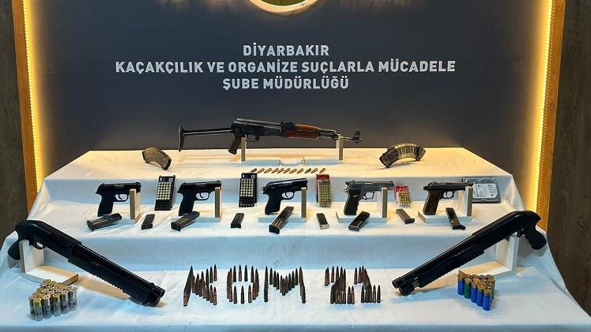 Diyarbakır’da eğlence mekanında çok sayıda silah ele geçirildi