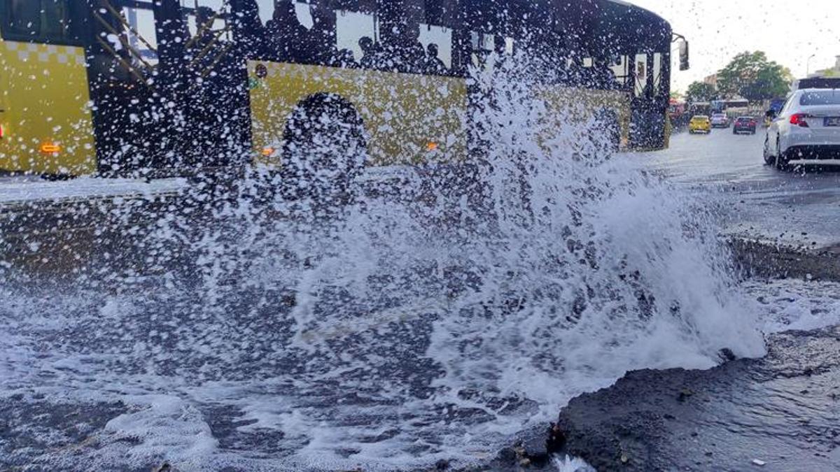 Beyoğlu'nda su borusu patladı