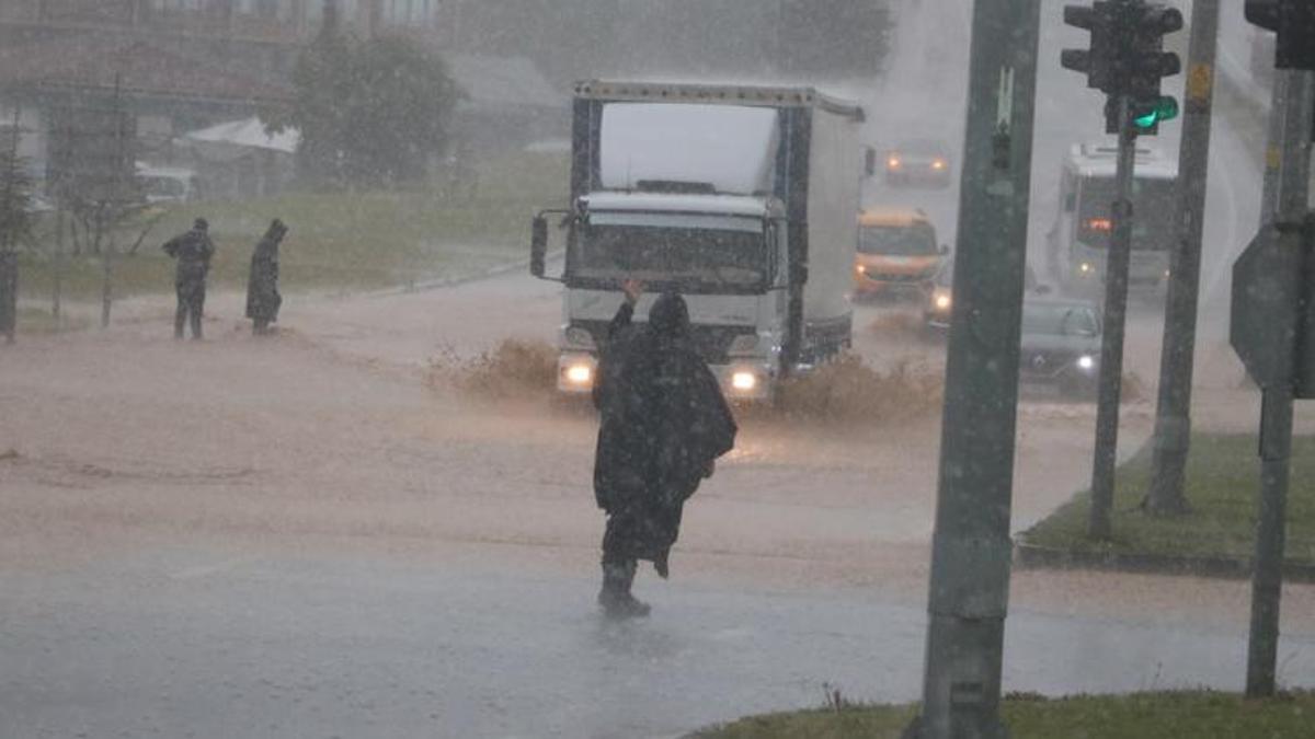 Zonguldak'ta sağanak su baskınlarına yol açtı
