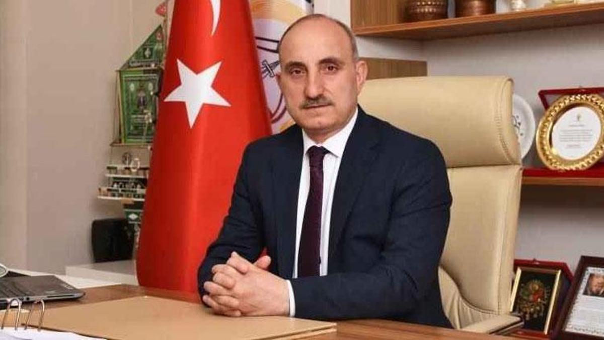 Makamında kalp krizi geçiren Erenler Belediye Başkanı, hayatını kaybetti