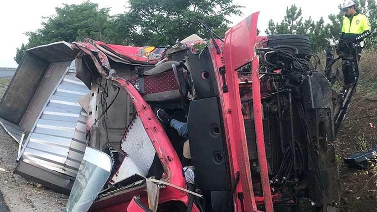 Karşı şeride geçen tır otobüsle kafa kafaya çarpıştı: 2 ölü, 20 yaralı