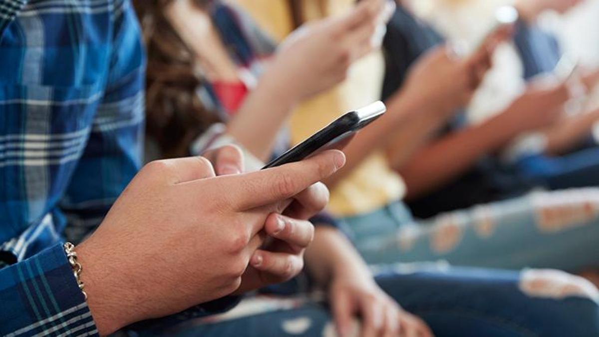 Gençlere vergisiz telefon ve bedava internet yolda: Bu vaatler hayata geçirilecek