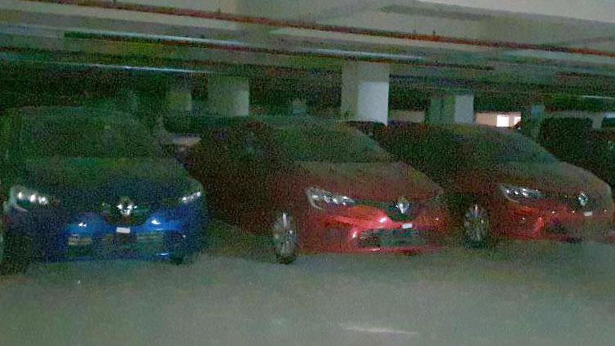 Havalimanı otoparkında 'sıfır araba' muamması! Stokçular mı koydu?