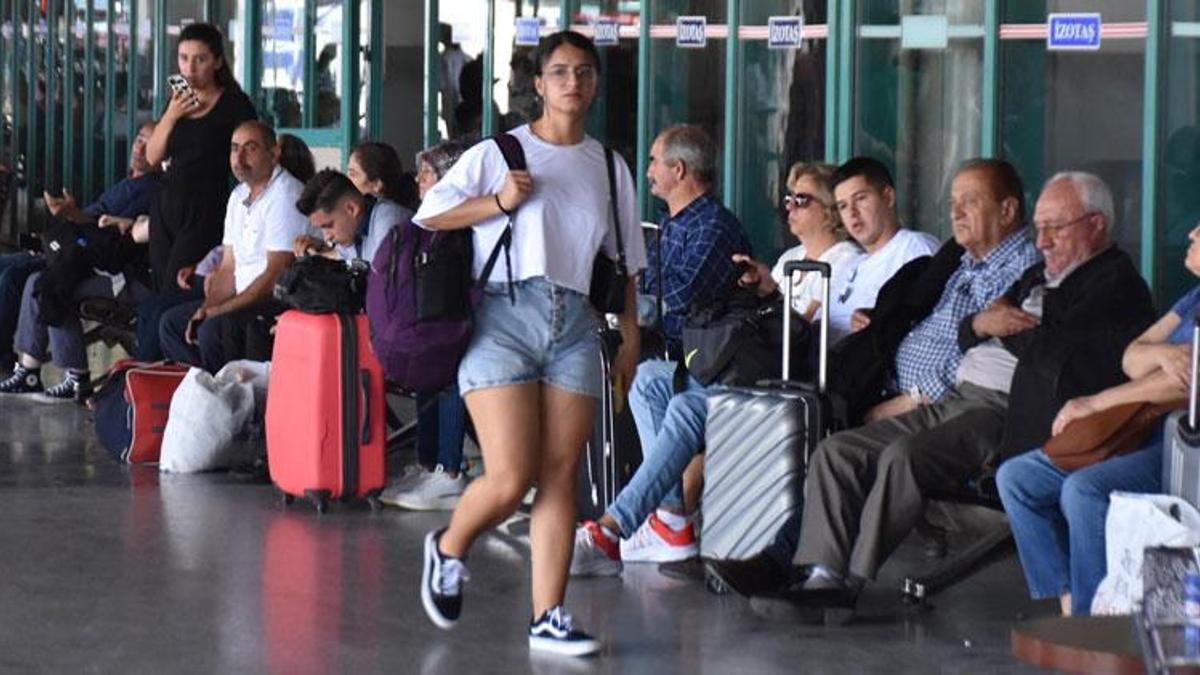 İzmir Otogarı'nda bayram yoğunluğu; sefer sayısı yüzde 25 arttı