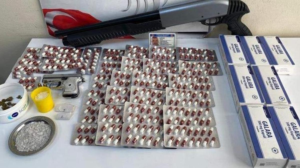 İzmir’de 95 gram metamfetamin, 416 sentetik hap ele geçirildi
