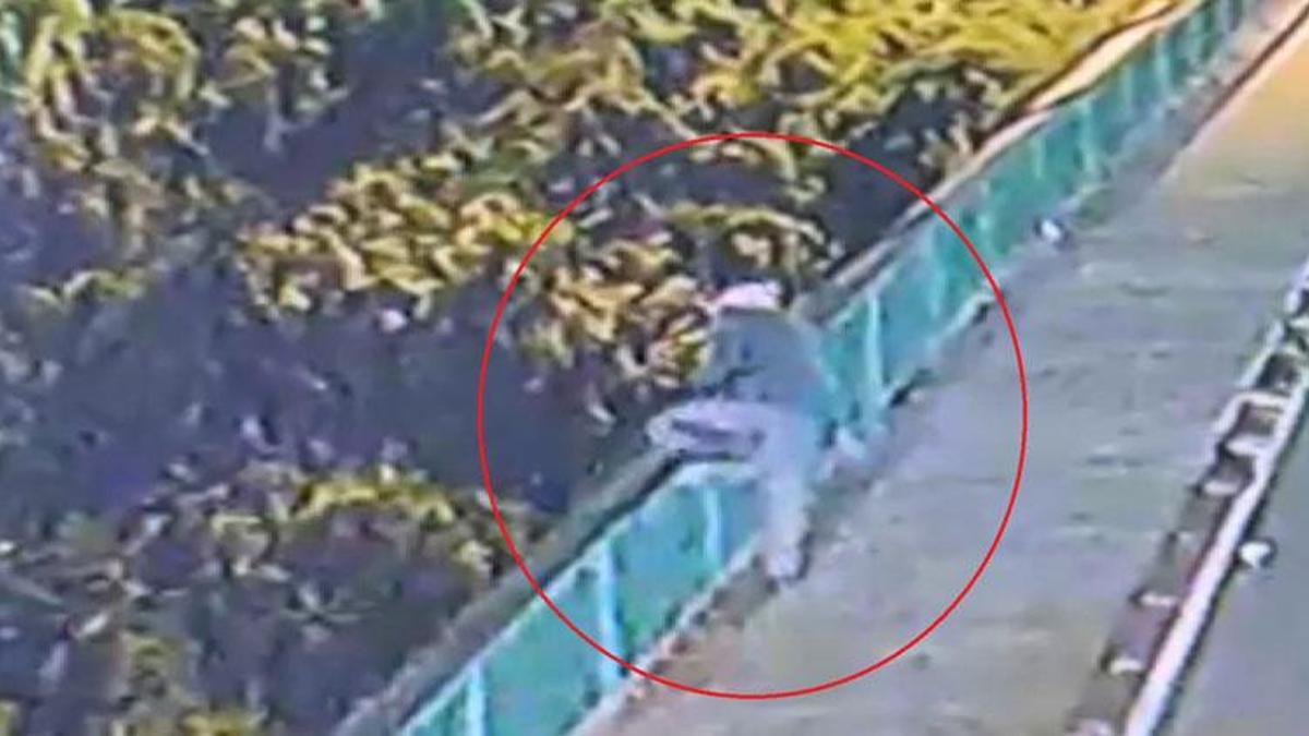Köprüden dereye atlayan kişi hayatını kaybetti; olay anı kamerada