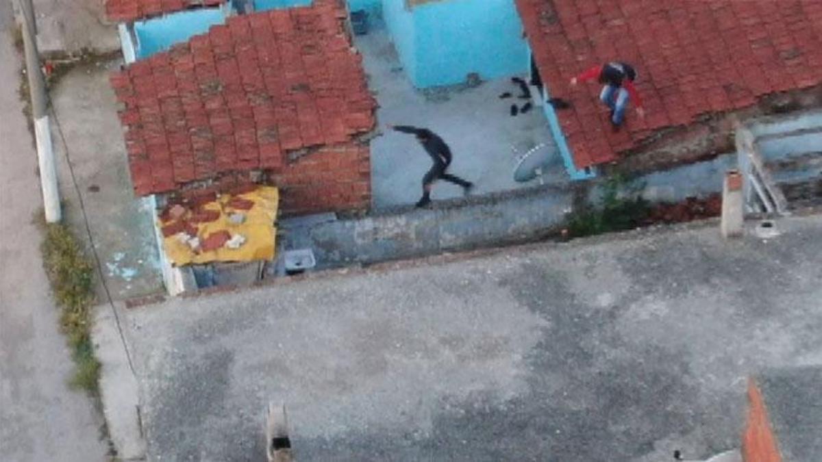 Bursa'da film gibi operasyon! Dronlar tespit etti, polisler çatılarda tek tek böyle yakaladı
