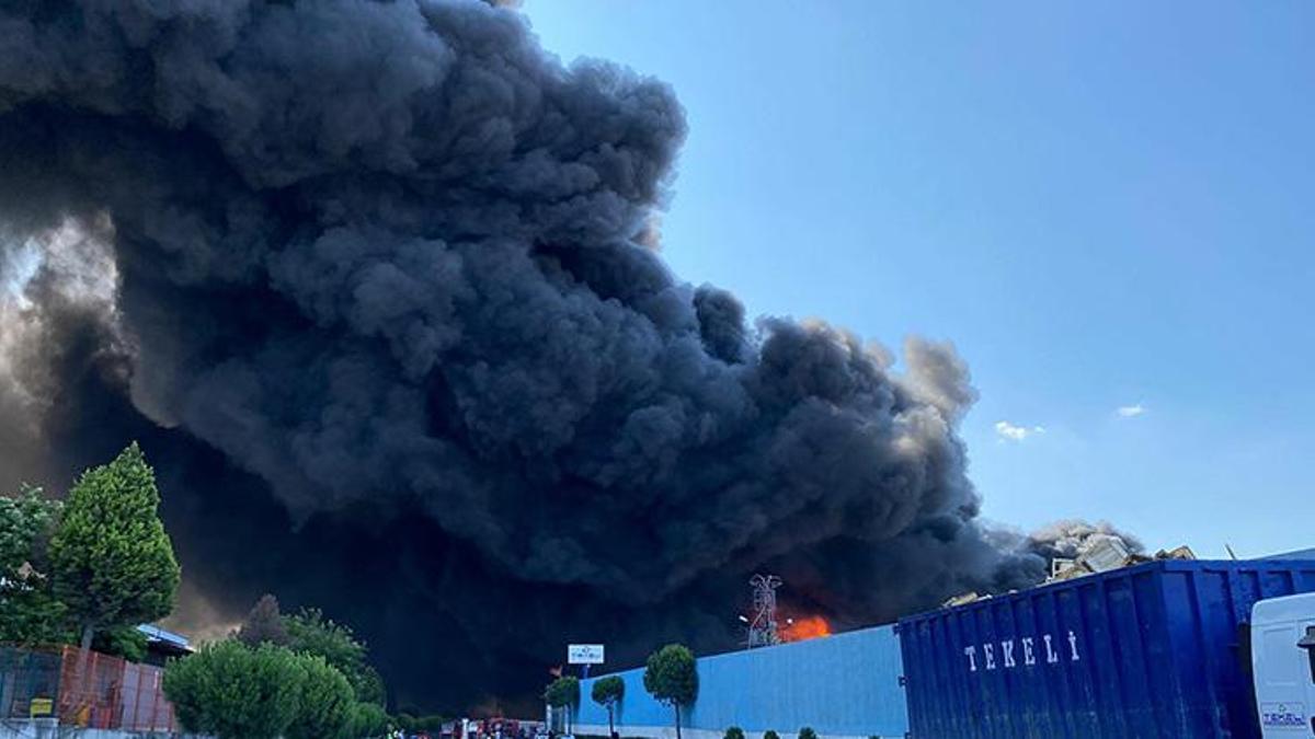 Manisa'da geri dönüşüm tesisinde yangın