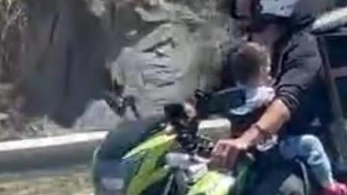 Motosikletli kuryenin tehlikeli yolculuğu! Bebeğin canını hiçe saydı
