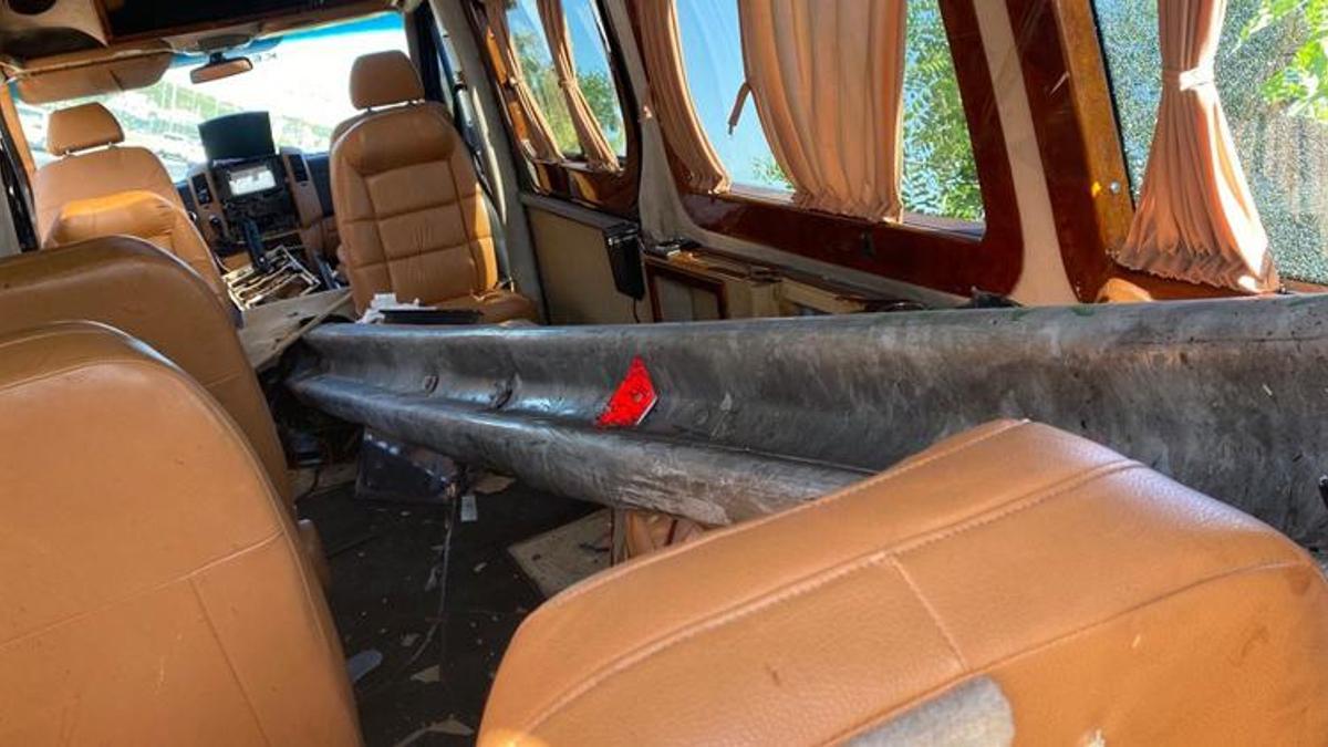 Antalya’da dehşete düşüren kaza: Minibüsün içinden bariyer geçti