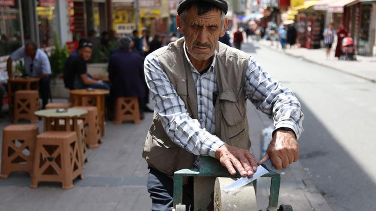 Sokak sokak gezip, bıçak bileyerek ekmek parasını kazanıyor