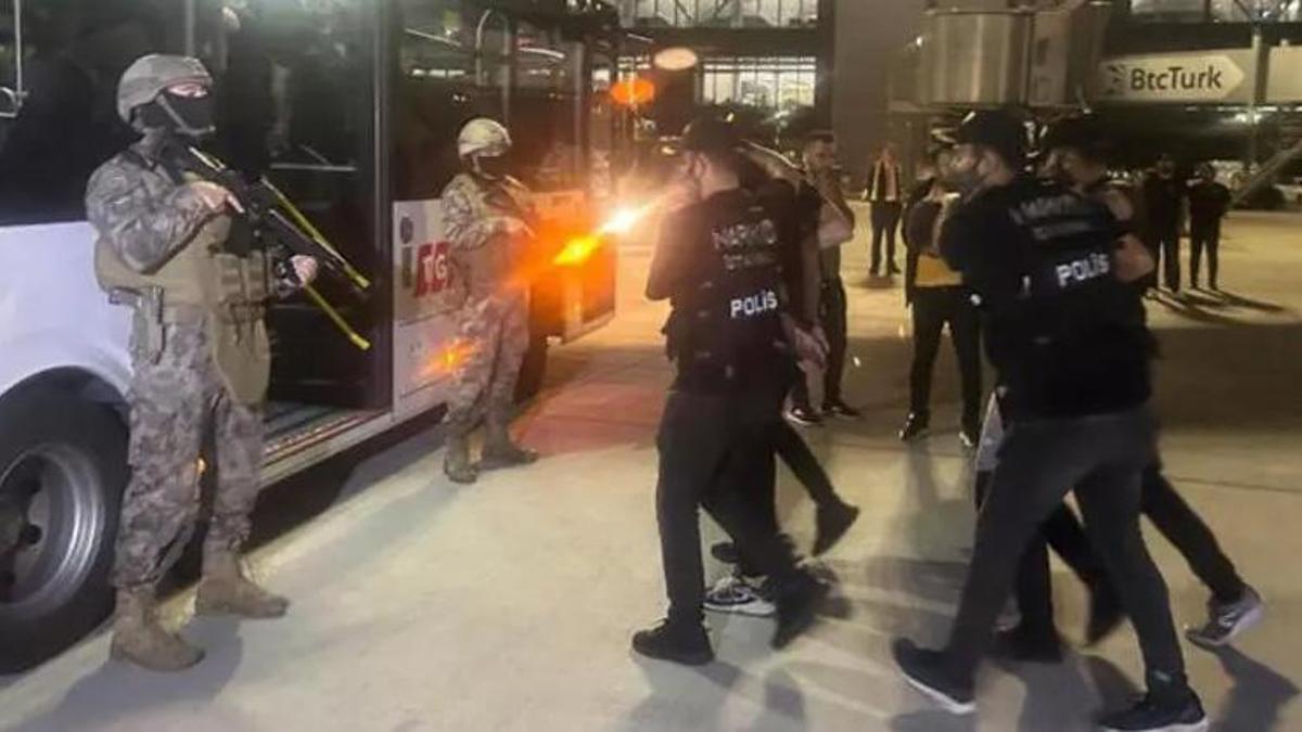 Bakan Yerlikaya duyurdu: İnterpol'ün kırmızı bültenle aradığı 2 kişi yakalandı