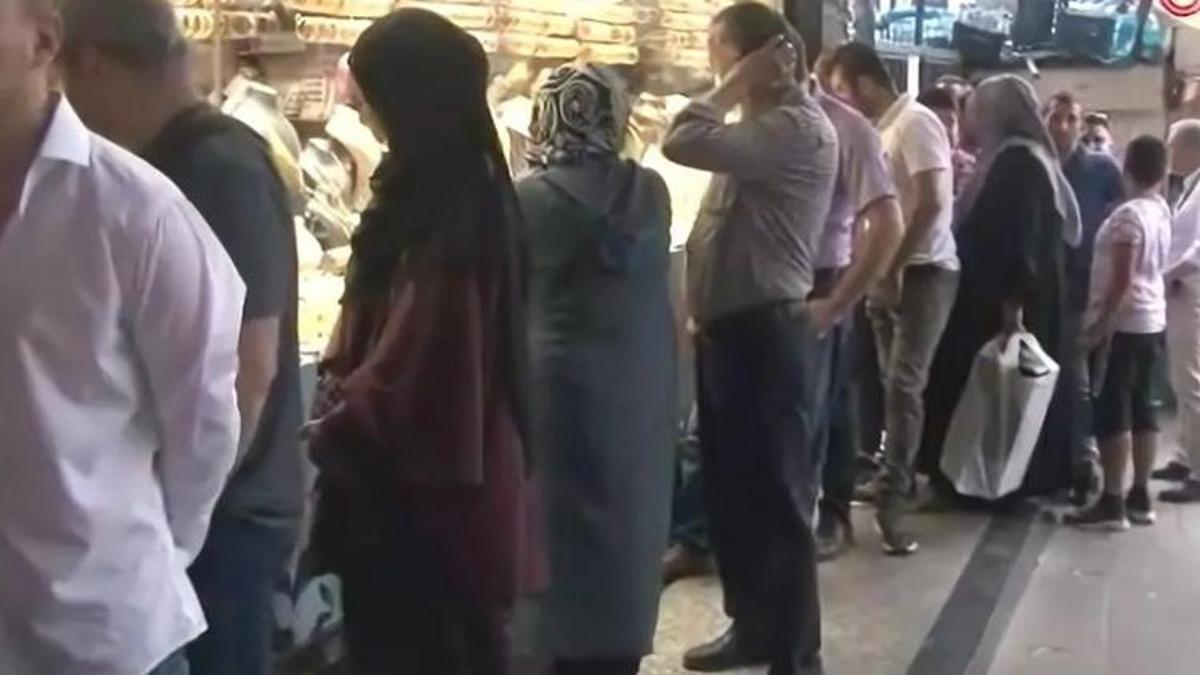 Kurban Bayramı için döviz bozdurmak isteyen vatandaşlar kuyruk oluşturdu