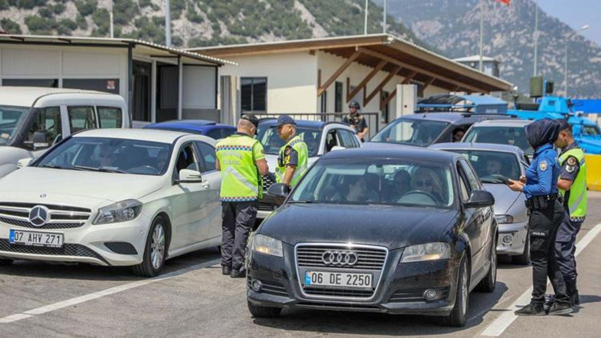Antalya girişinde 2 kilometrelik araç kuyruğu! Polislerden tatilcilere çikolata ikramı