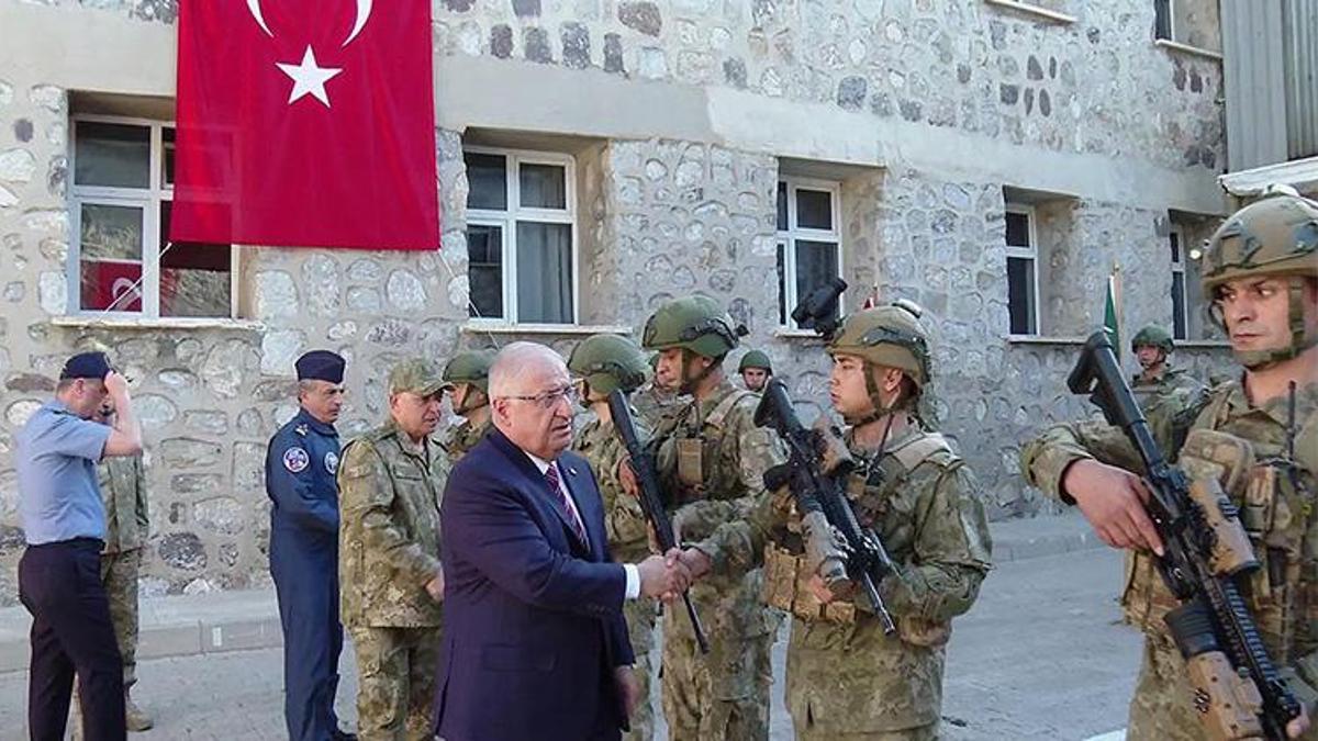 Bakan Güler askerlerle bayramlaştı