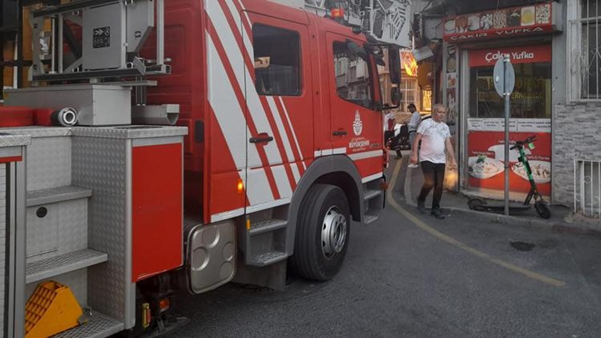 Fatih'te dar sokaklar itfaiyeye geçit vermedi