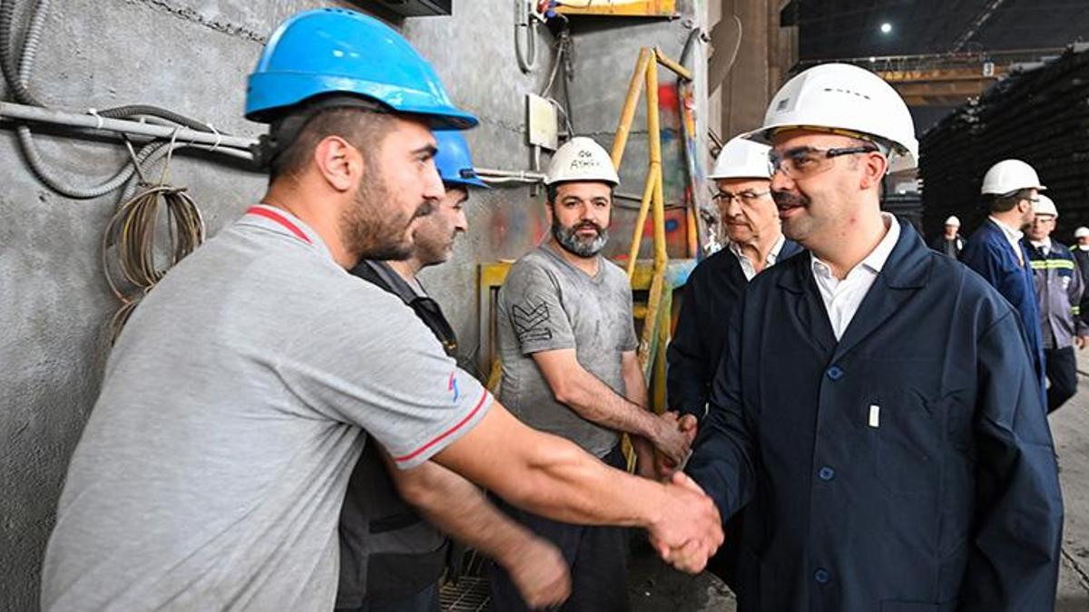Bakan Kacır, fabrika işçileri ile bayramlaştı