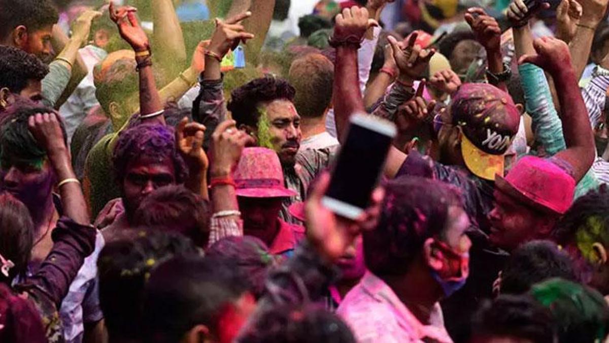 Hindistan'da festival korkunç faciaya dönüştü! Elektrik akımına kapılan çok sayıda kişi hayatını kaybetti