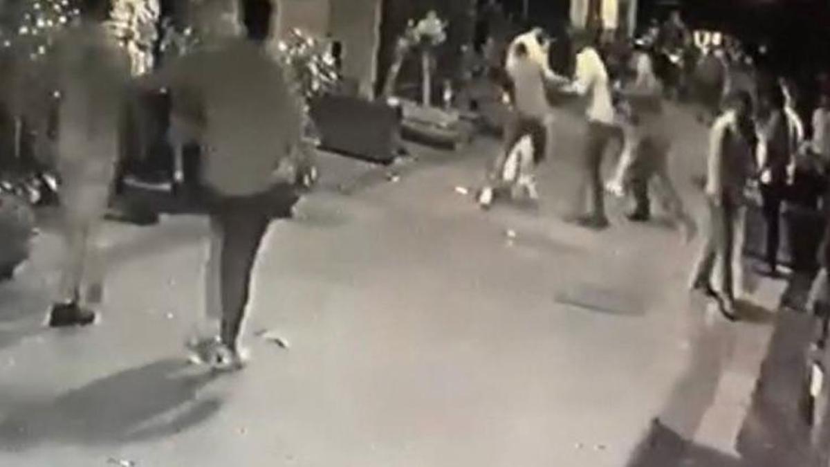 Beyoğlu'nda kavga: Ara sokakta yakalayıp defalarca bıçakladı