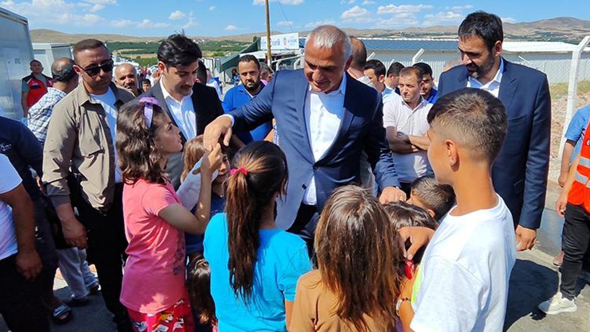 Bakan Ersoy, Malatya'da depremzedelerle bayramlaştı