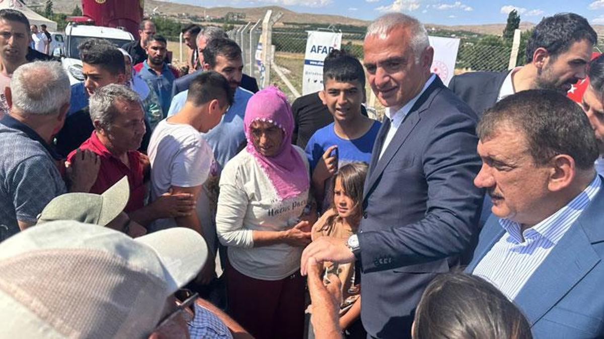 Bakan Ersoy konteyner kentte kalan depremzedelerle bayramlaştı