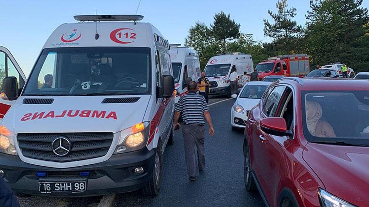 Bursa'da hafif ticari araç şarampole devrildi: 6 yaralı
