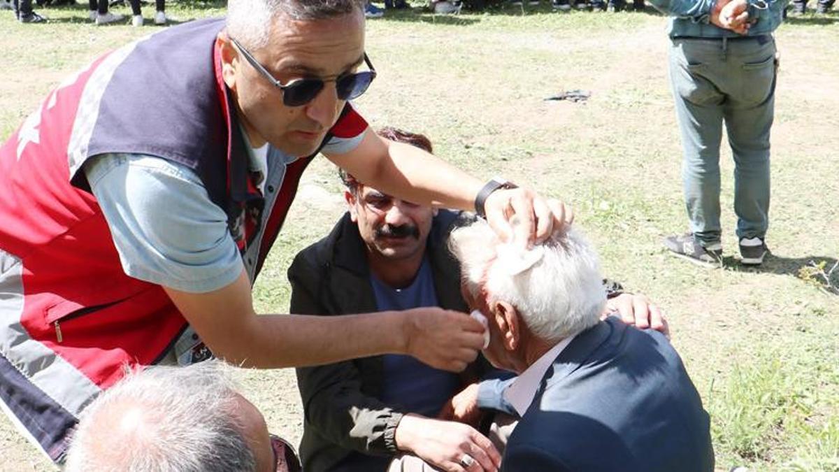 Cirit gösterisinde başlarına sopa isabet eden izleyiciler yaralandı