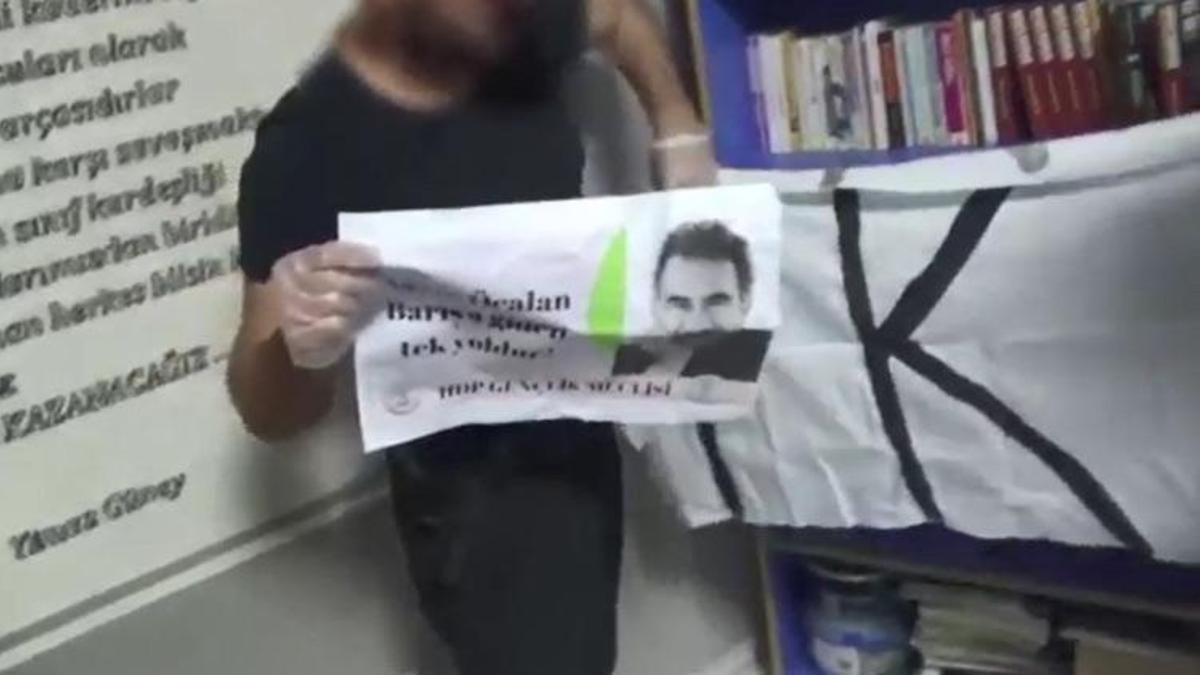 HDP binasına operasyon: Terörist başı Öcalan'ın posterleri bulundu