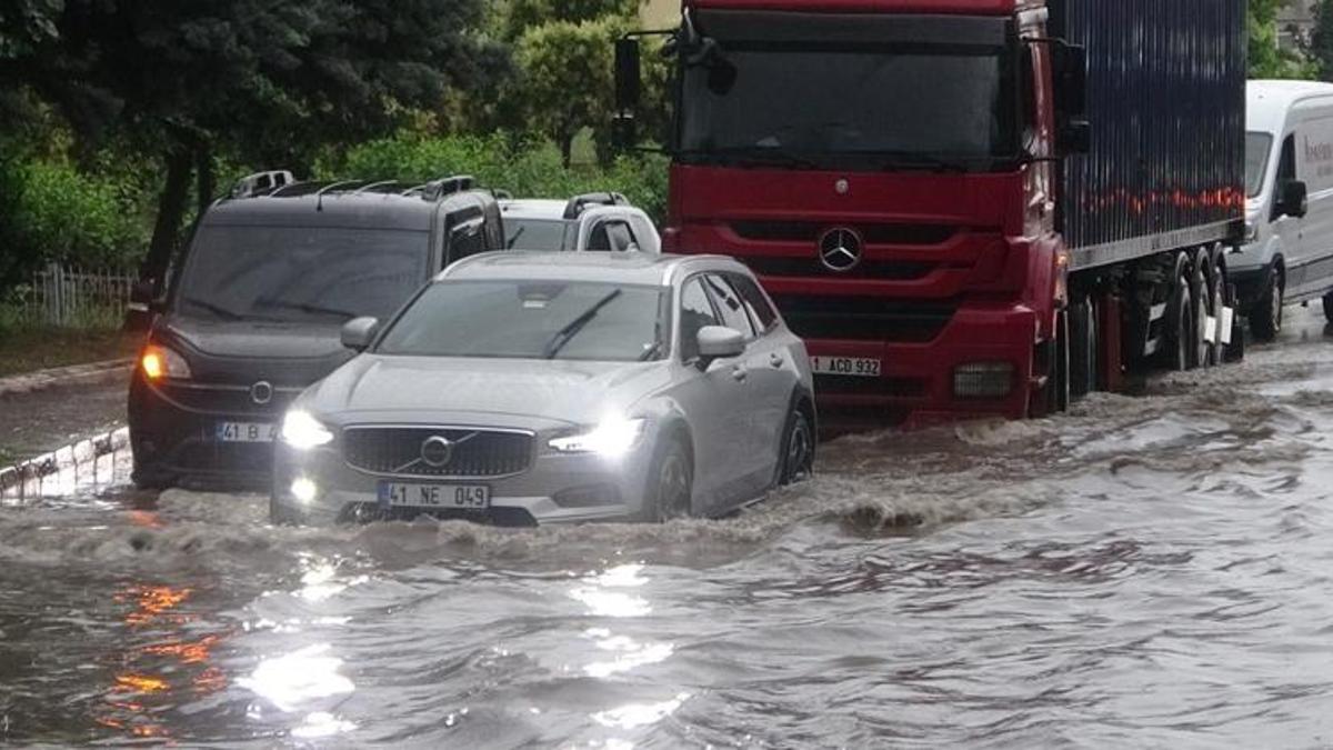 Kocaeli'de şiddetli yağmur sele dönüştü! Deniz ve dereler taştı, yollar göle döndü