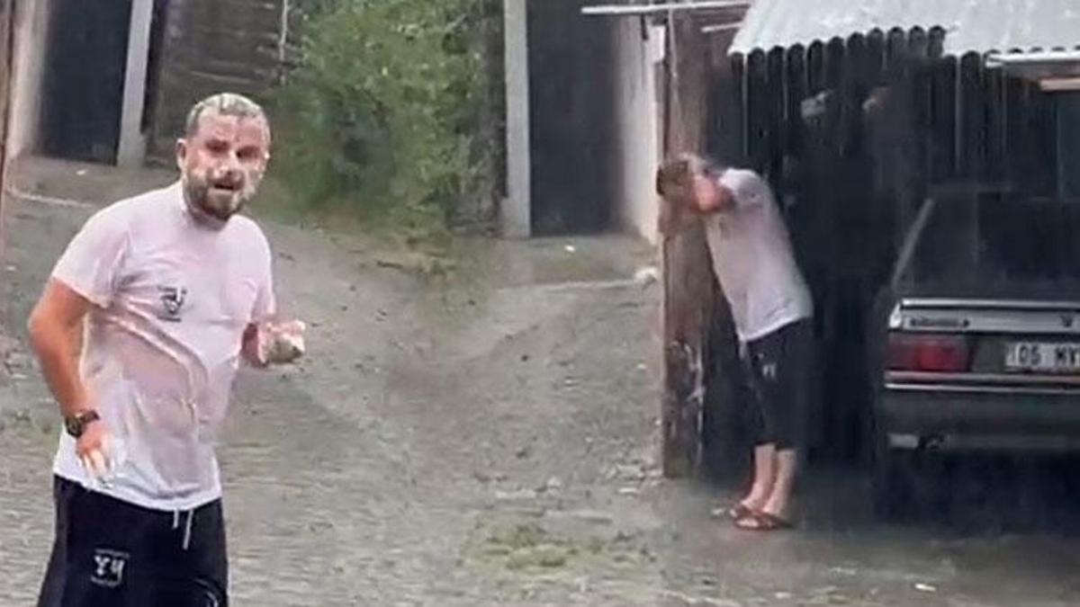 Yağmur suyuyla duş aldı; o anlar kamerada