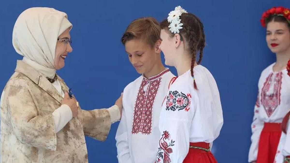 Emine Erdoğan Vilnius’ta savaş mağduru Ukraynalı kadın, genç ve çocuklarla bir araya geldi