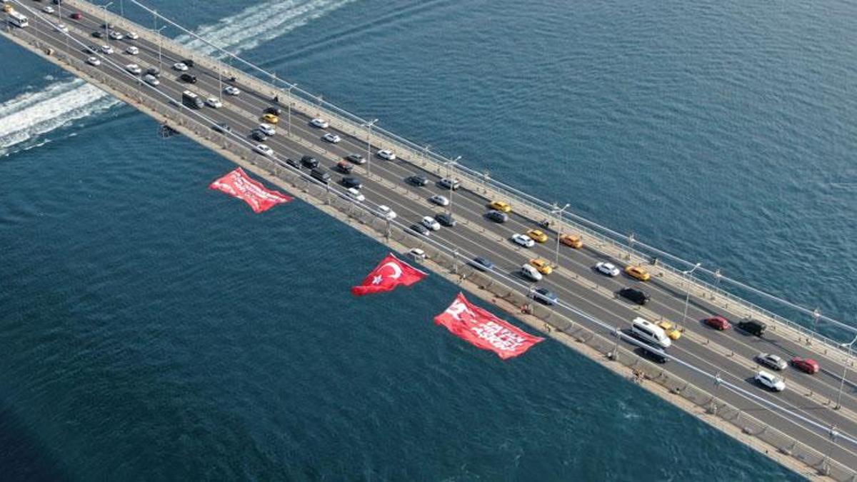 15 Temmuz Şehitler Köprüsü'ne Türk Bayrağı asıldı