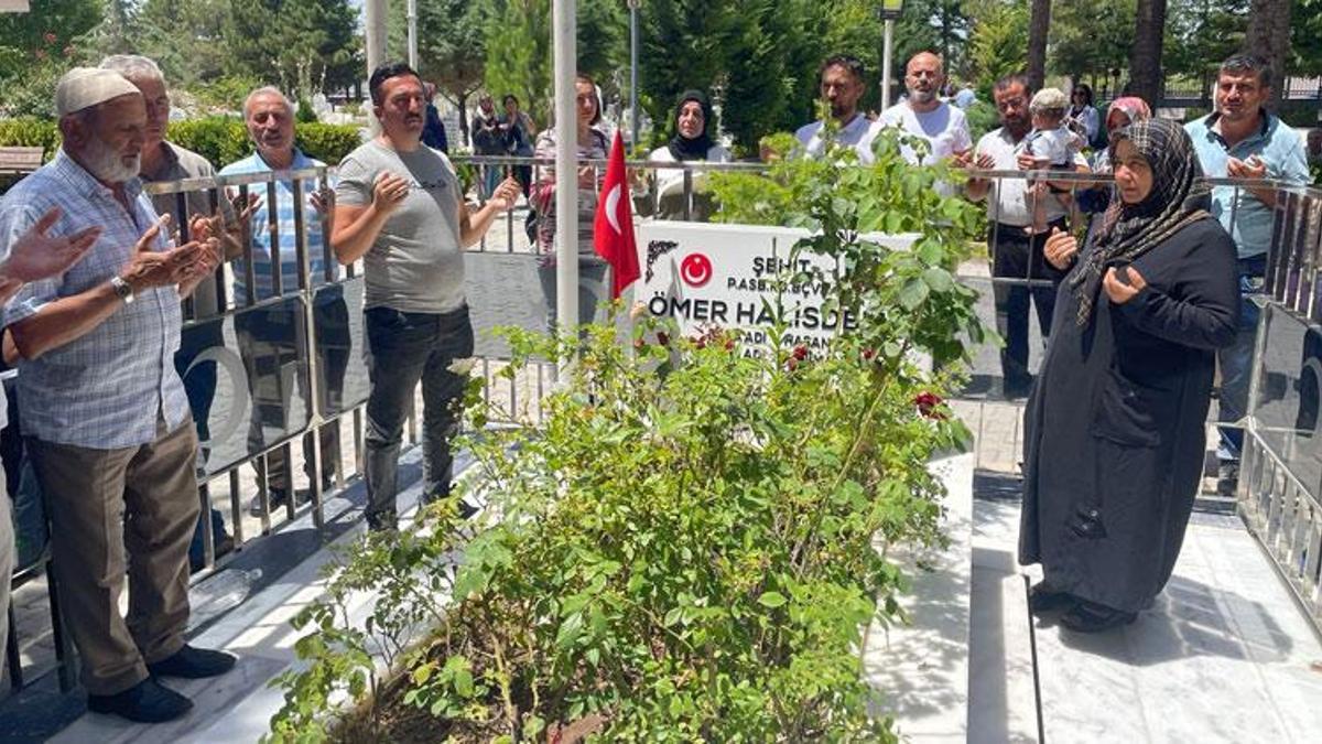 15 Temmuz kahramanı Ömer Halisdemir'in kabrinde dua ettiler