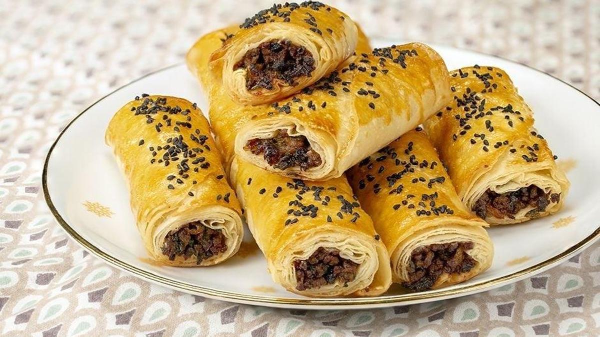 Kahvaltıda çayla, öğlen buz gibi ayranla gidiyor! Yaz kahvaltısına yakışan çıtır kıymalı börek tarifi