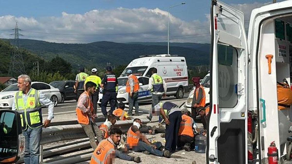 Otomobil, Karayolları işçilerini taşıyan kamyonete çarptı! Çok sayıda yaralı var
