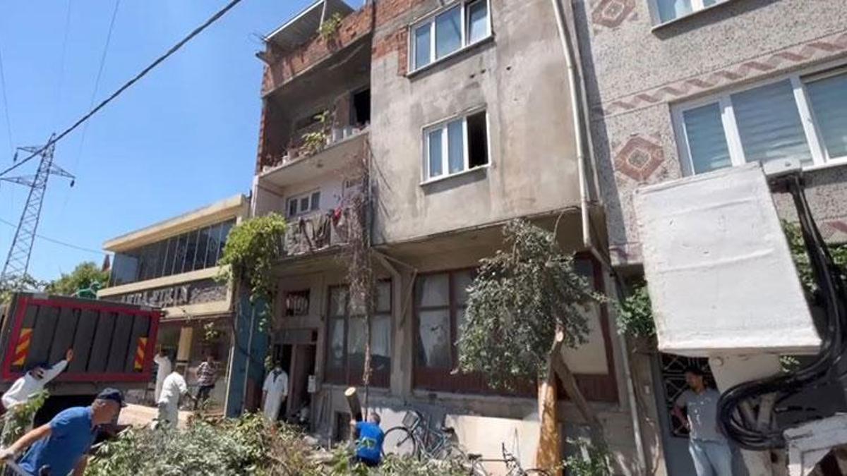 Kullandığı 3 katlı binayı çöp eve çevirdi! Binayı kamyonlarla boşalttılar