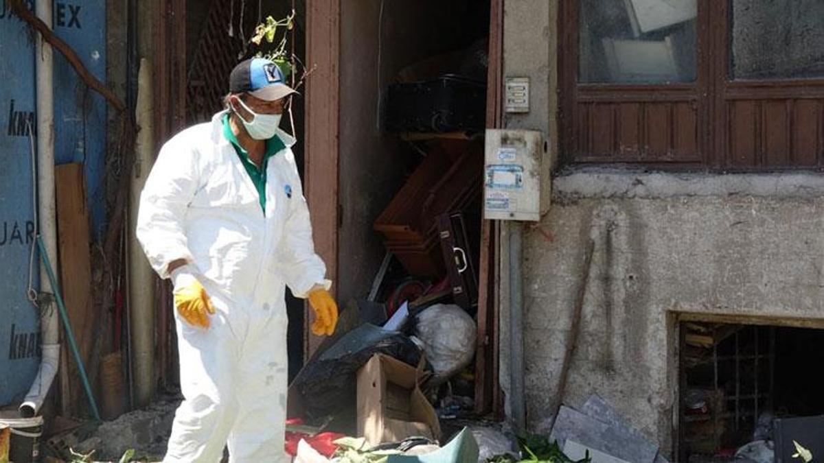 Kötü kokular gelince mahalleli şikayetçi oldu 3 katlı binadan 4 kamyon çöp çıkarıldı