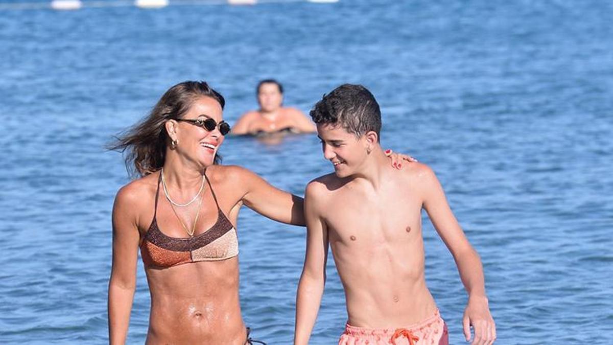 Özlem Yıldız oğluyla deniz keyfi yaptı!