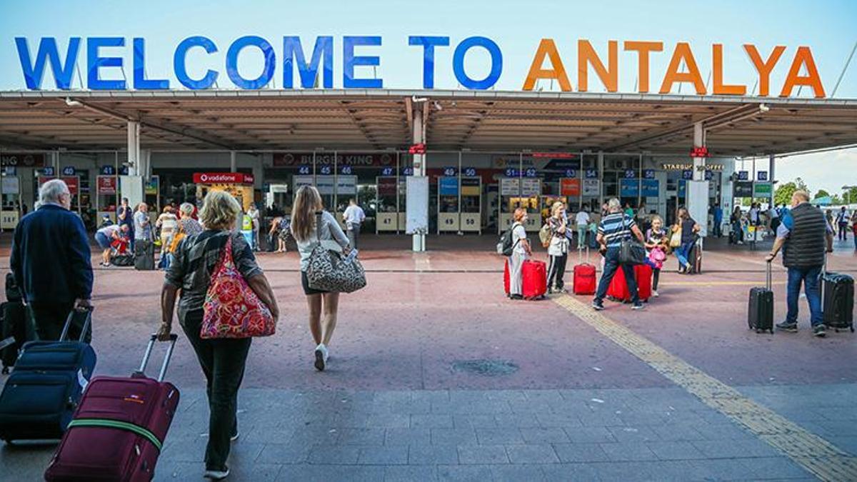 Antalya Havalimanı'nda tüm zamanların yolcu trafiği rekoru