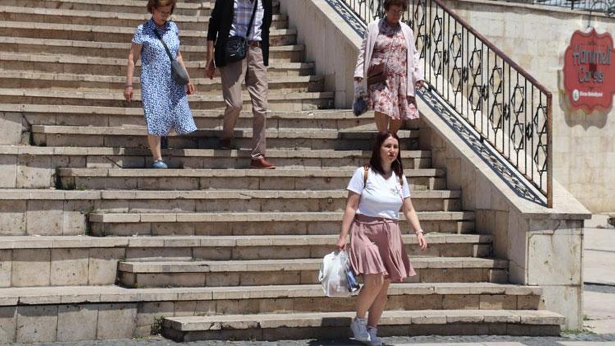 Gündüzleri kavuruyor, geceleri donduruyor