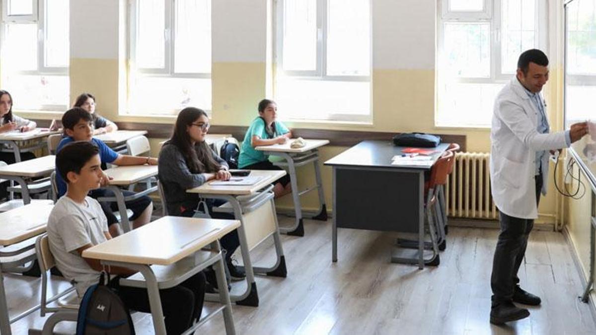 Formasyon kalktı mı 2023? Eğitim fakültelerinde formasyon devam ediyor mu? MEB’in formasyon açıklaması 2023