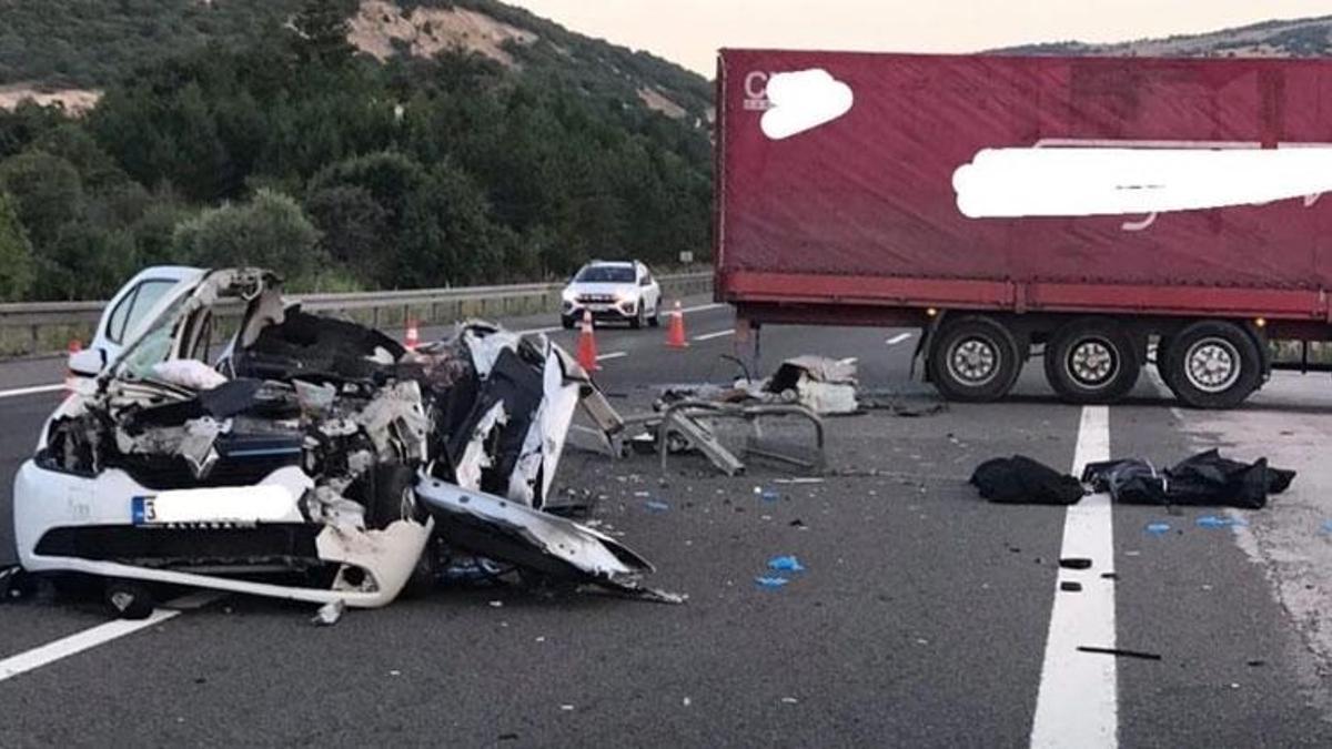 Ankara-İstanbul otobanında kaza;3 ölü 1 yaralı
