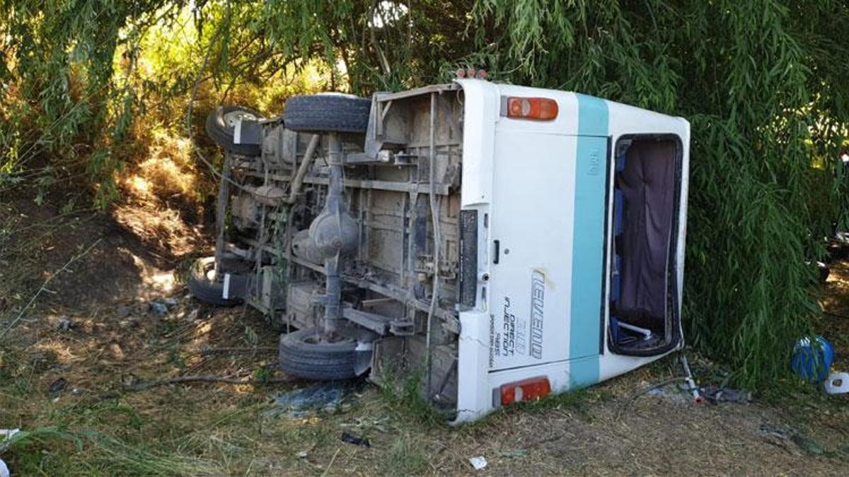 Afyonkarahisar'da korkunç kaza!  Tarım işçilerini taşıyan minibüs devrildi: 6 ölü, 8 yaralı