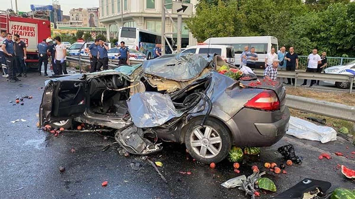 Otomobil, meyve yüklü kamyonete arkadan çarptı: 2 ölü