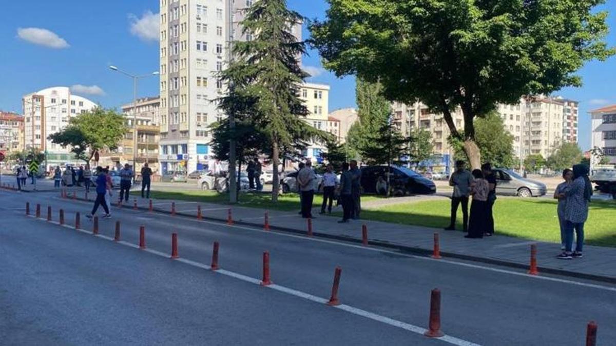 Adana'daki deprem Kayserilileri sokağa döktü