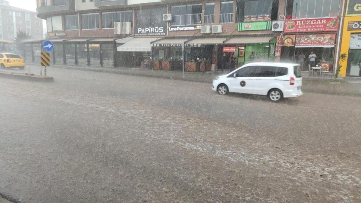 Bingöl’de sağanak etkili oldu, yollar göle döndü