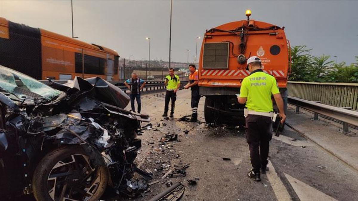Haliç Köprüsü'nde lüks otomobil yol temizleme aracına çarptı: 2 yaralı