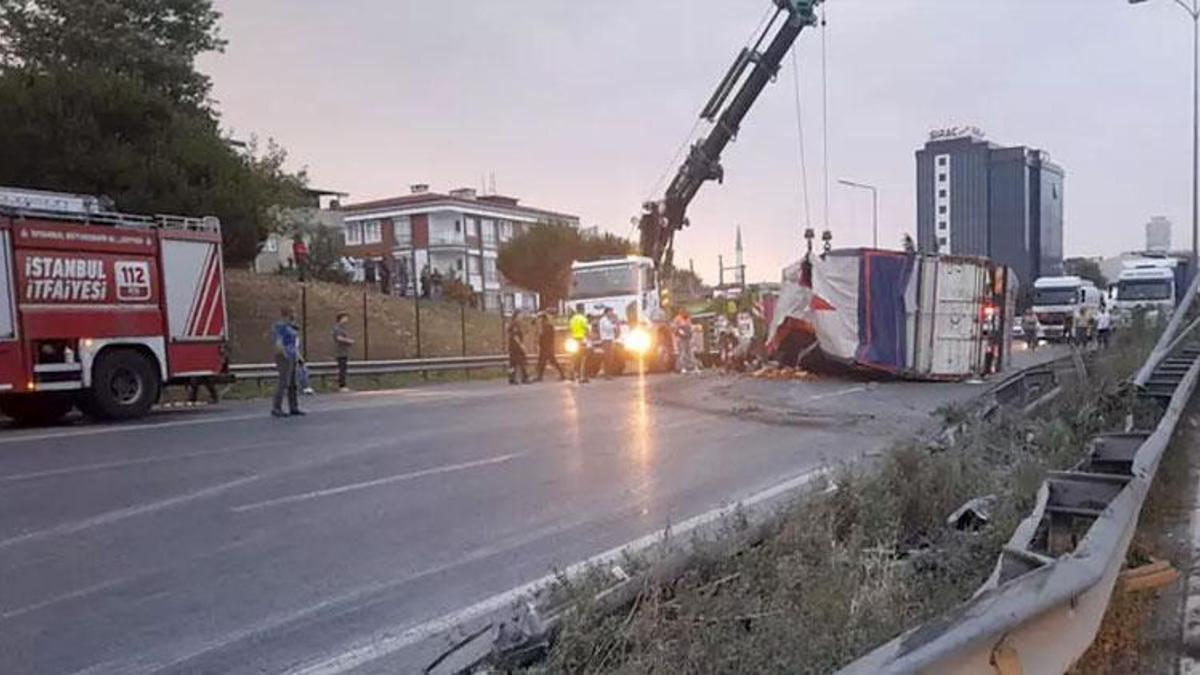 Esenyurt'ta kamyon karşı şeride geçerek devrildi! 1 ölü, 1 yaralı